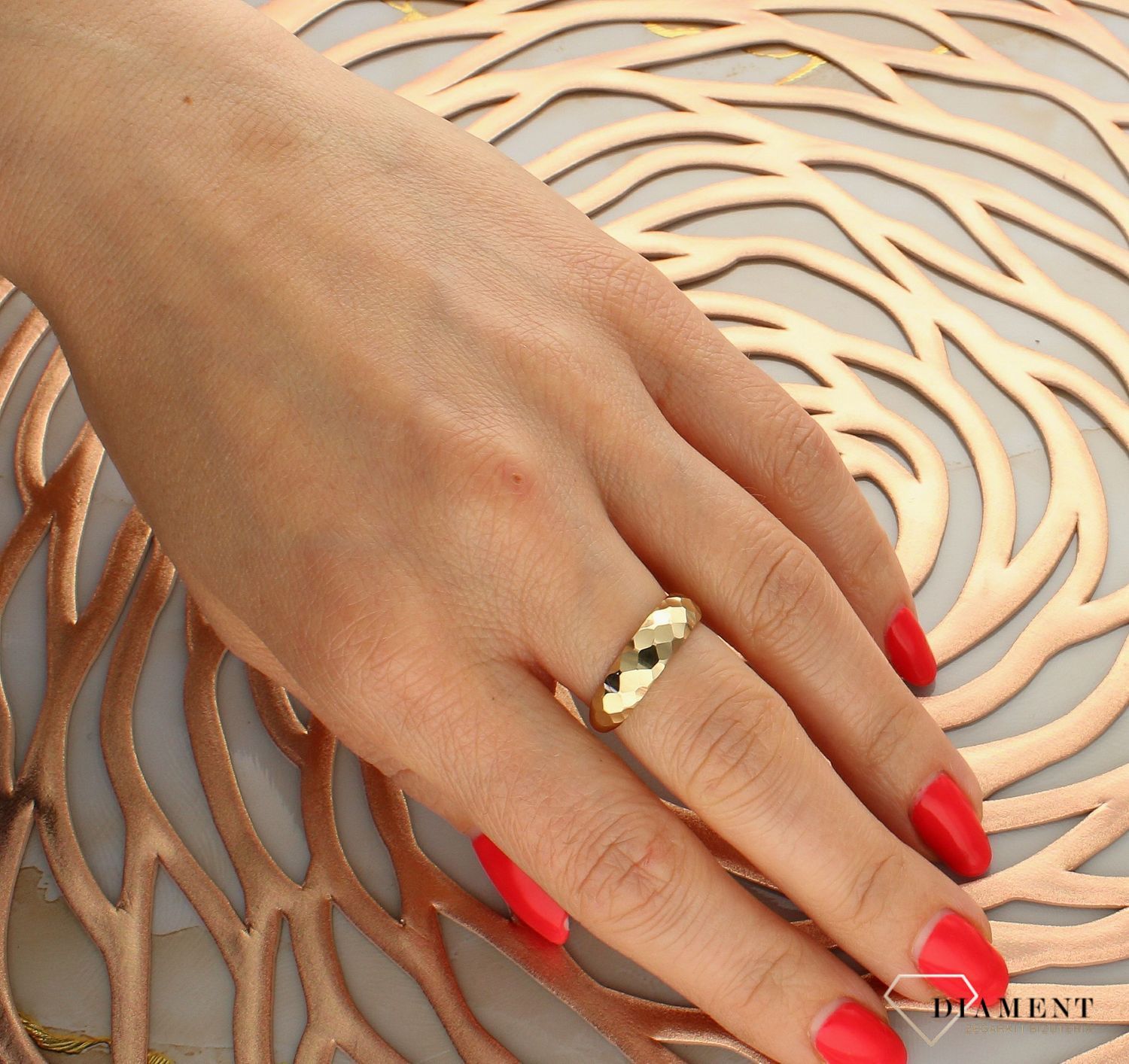 Złoty pierścionek z grawerowaną powierzchnią PI 6128 333df.jpg